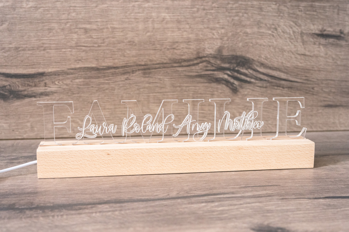 LED-Acrylglaslampe mit Holzsockel: Schriftzug „FAMILIE“ und personalisierte Namen als Gravur, warmweißes Licht (USB).